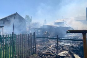 Пожар в селе Кага Белорецкого района уничтожил дом пожилых пенсионеров и сильно повредил жилье их соседей
