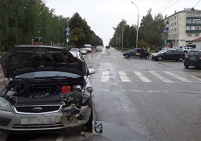 В Дюртюлях произошла автомобильная авария: столкнулись "Ford Focus" и "Лада Калина"