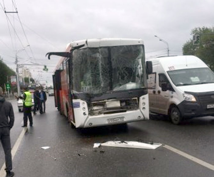 Авария в Уфе: автобус Нефаз столкнулся с поливомоечной машиной, пострадали два человека