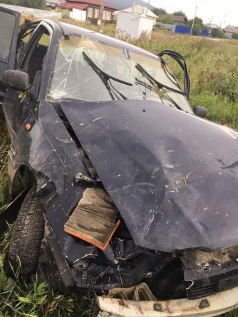 Авария в Белорецке: водитель «Дэу Нэксия» опрокинулся в кювет врезавшись в бордюр