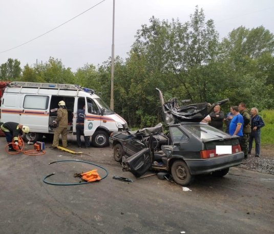 Авария в Уфе: на улице Зеленая роща столкнулись «ВАЗ-2114» и КамАЗ