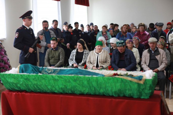 В Дюртюлинском районе простились с полицейским Ильмиром Хановым погибшим в Сургуте