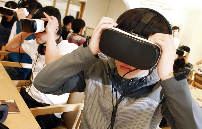 Минпросвещения России порекомендовала школам использовать в обучении очки виртуальной реальности