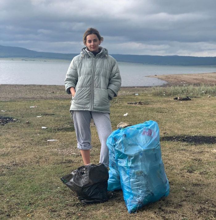 Звезды сериала «Даешь молодежь!» убрали мусор на берегу Нугушского водохранилища
