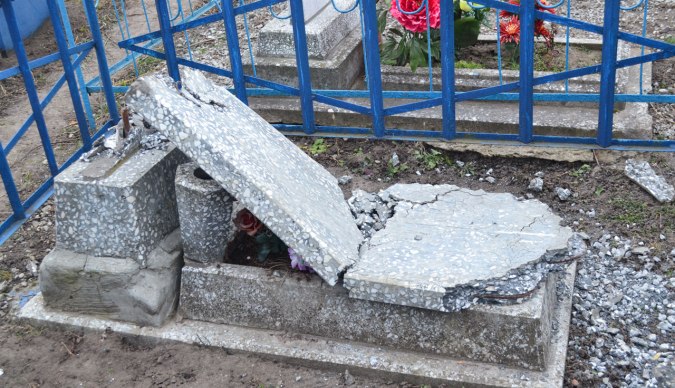 В Баймакском районе вандал разгромил надгробие XIX века