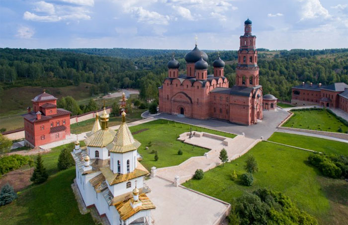 "Святые кустики": монастырь в Благовещенском районе Башкирии, где воссоздали точную копию Гроба Господня