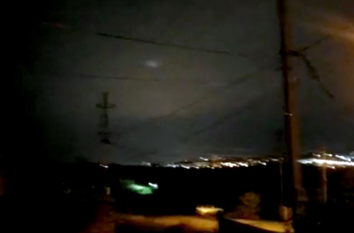 Ночью в небе над Уфой засняли светящиеся объекты | видео