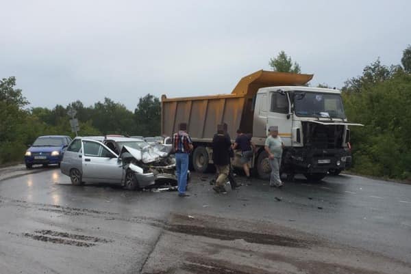 Авария в Уфе: на улице Сквозная столкнулись встречные ВАЗ-2111 и грузовик МАЗ
