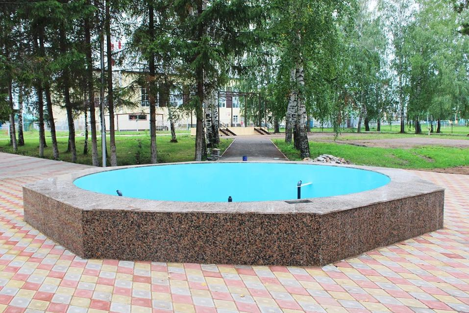 В Кушнаренковском районе разыскали вандалов разгромивших фонтан в парке