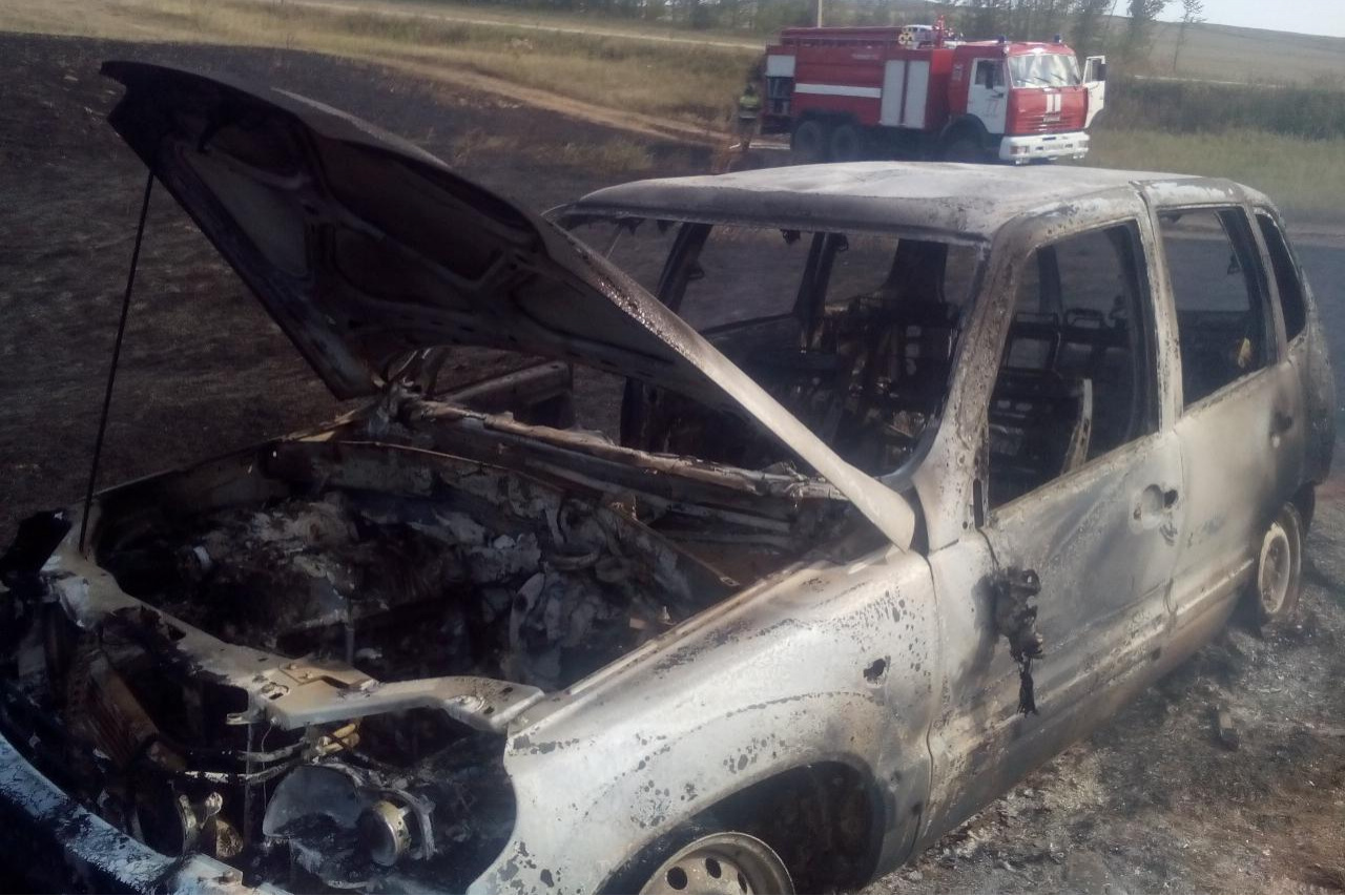 В Кугарчинском районе сгорел неисправный автомобиль «Шевроле-Нива»