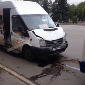 Авария в Уфе: пассажирский микроавтобус Ford Transit въехал в заднюю часть троллейбуса