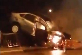 Авария в Мелеузе: «Лада-Веста» перелетела ограждение, зацепилась задними колесами за перила и загорелась
