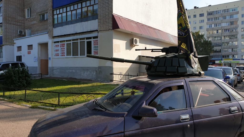 В Стерлитамаке отличились парни, которые приехали на выборы в автомобиле с башней танка