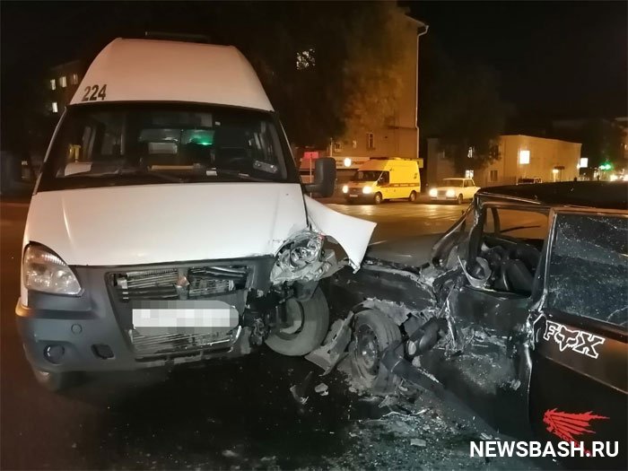 Авария в Уфе: на перекрестке столкнулись ВАЗ-2109 и микроавтобус «Газель», пострадали дети