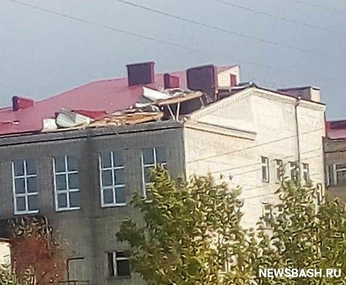 В Учалинском районе ураганный ветер повредил кровлю Башкирской гимназии