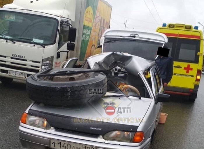 Авария в Уфе: у грузовика на ходу оторвалось колесо и повредило два автомобиля