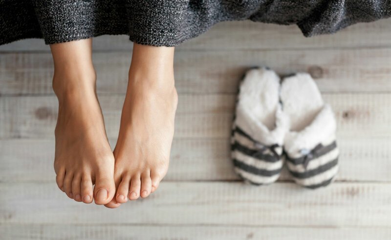 Холодные ноги: причины и лечение