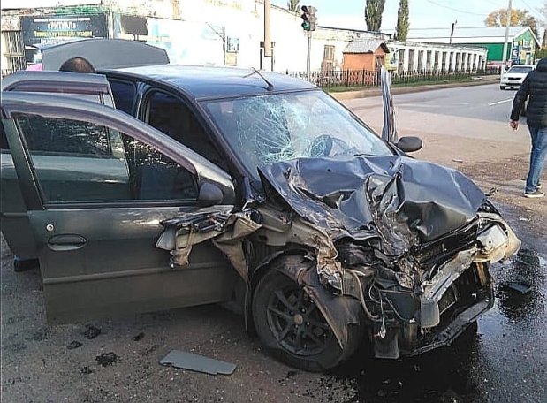 Авария в Салавате: водитель КамАЗа не уступил встречному «Рено Логан», погибла женщина