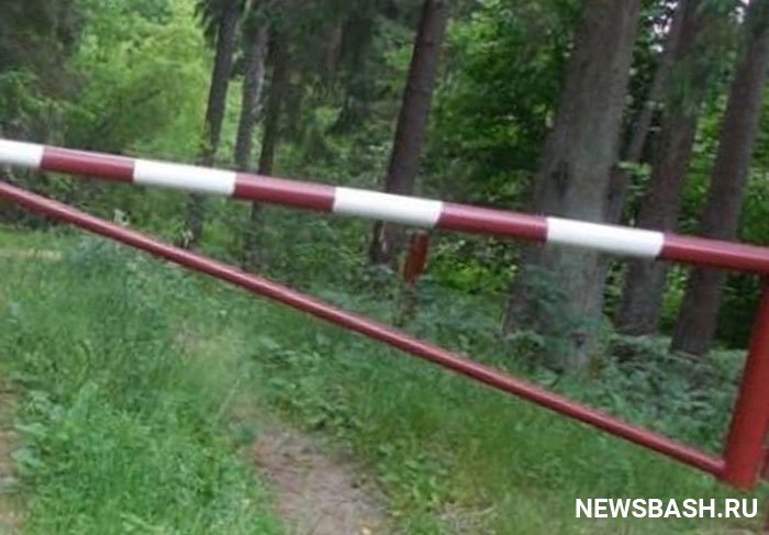В Караидельском районе неизвестные лица установили шлагбаум на одной из улиц села