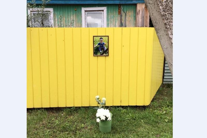 В Дюртюлинском районе перед домом убитого мальчика Тимура Хабирова появились цветы и его фотография