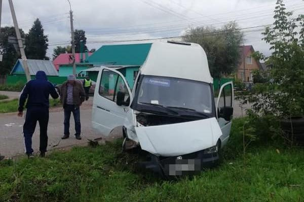 Авария в Стерлитамаке: водитель "Нивы" врезался в пассажирский автобус