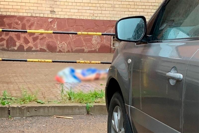 В Уфе возле дома на улице Кирова обнаружили мертвую обнаженную женщину