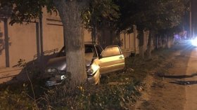 Авария в Уфе: на улице Благоварской пьяный водитель врезался в дерево, погиб ребенок