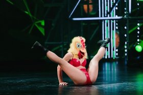 Жительница Уфы выступила в шоу "Танцы" на ТНТ в костюме курицы