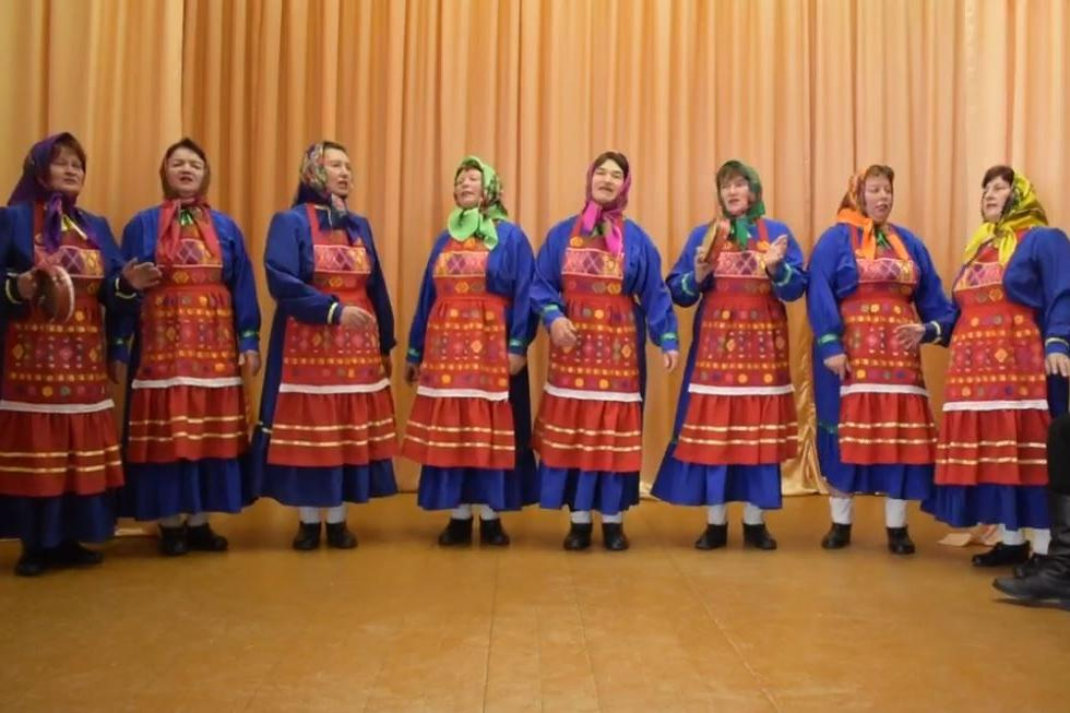 Хор бабушек из Куюргазинского района спел под баян и бубен хит Земфиры "Искала"