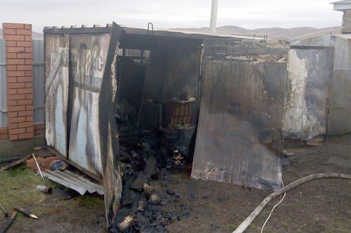 В Абзелиловском районе трое мужчин сгорели в металлической будке