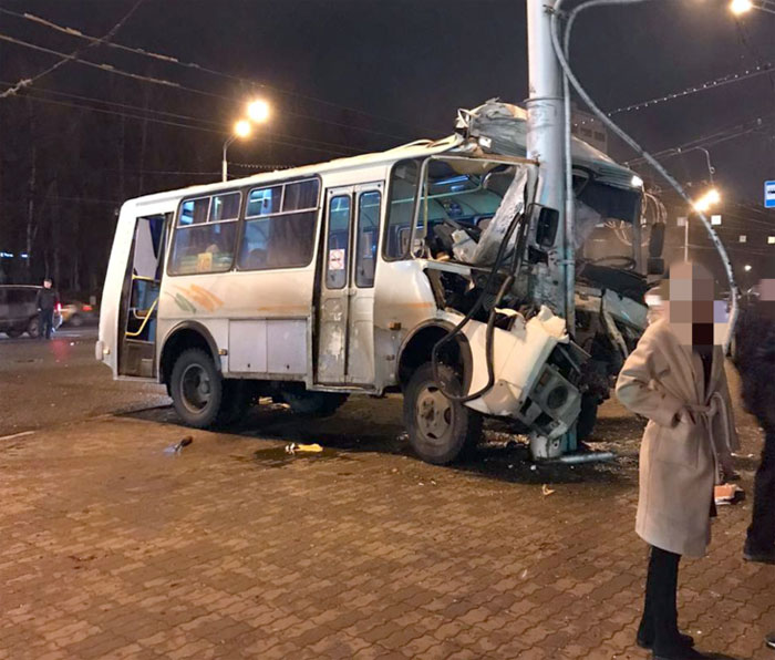 Авария в Уфе: автобус ПАЗ врезался в электроопору в районе остановки Спортивной