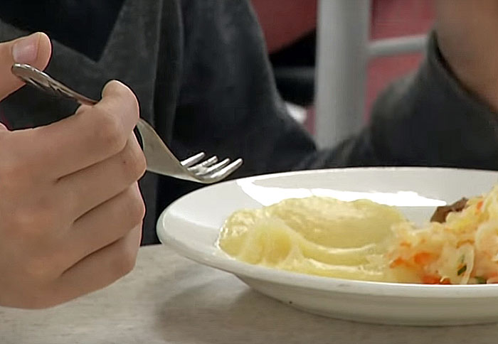 В Бураевском районе обнаружили нехватку посуды в школьных столовых