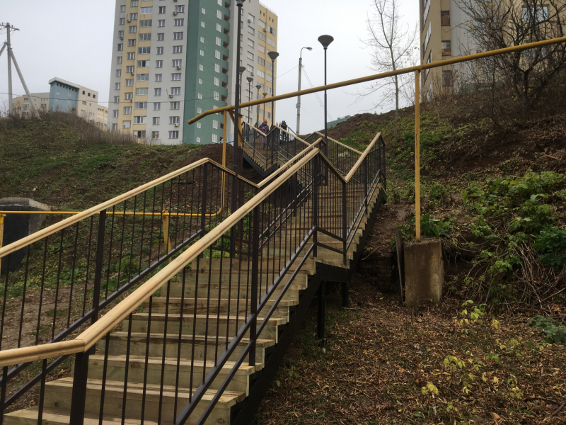 В Уфе на месте опасного склона  установили 10-метровую лестницу