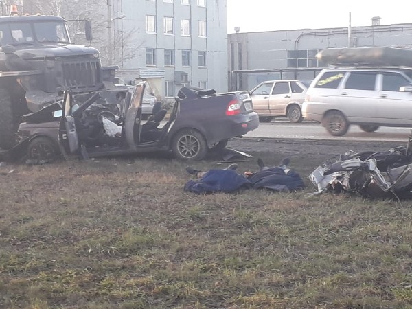 Авария в Нефтекамске: грузовой автомобиль УРАЛ столкнулся с "Приорой", погибли два человека