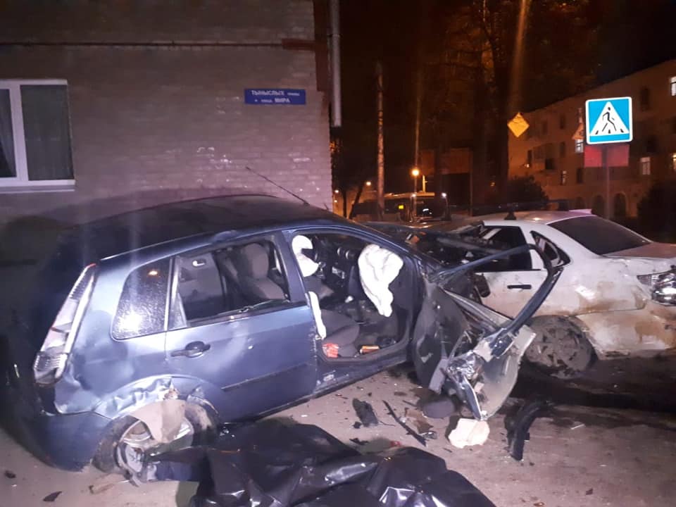 Авария в Уфе: на пересечении улиц Мира и Кольцевой два автомобиля въехали в угол жилого дома