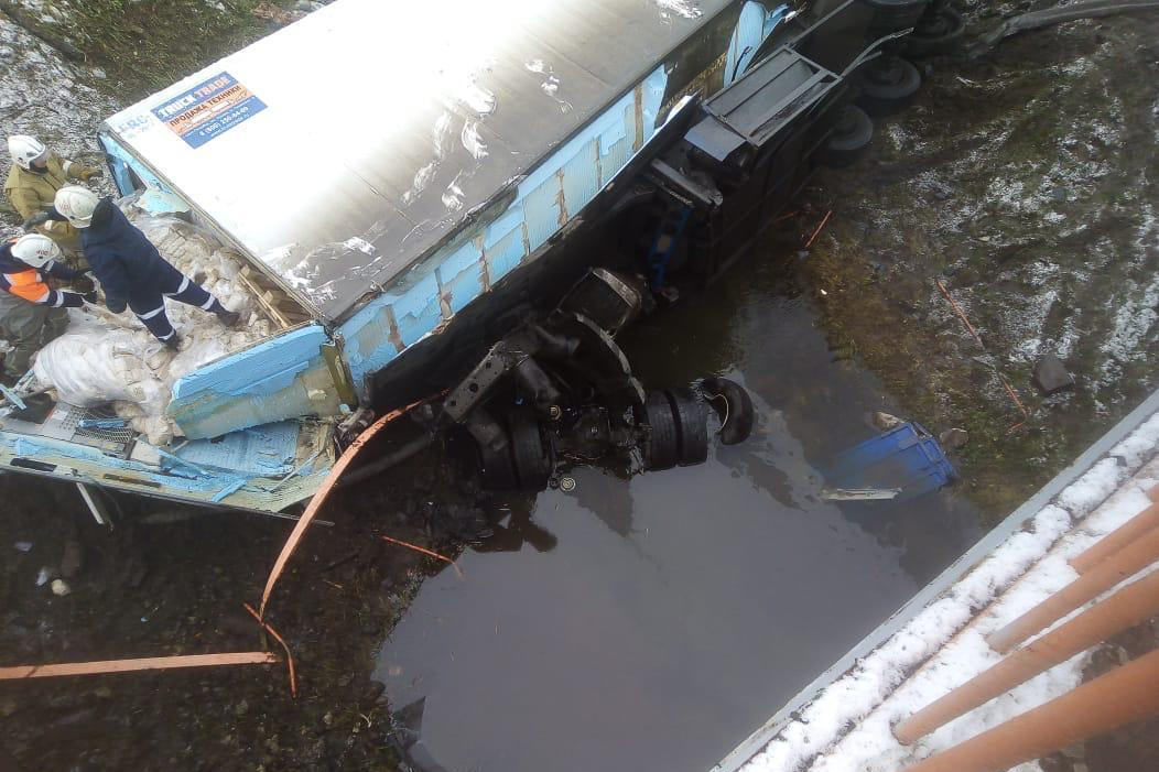 Авария в Стерлитамакском районе: грузовой автомобиль опрокинулся с моста в реку возле села Подлесное