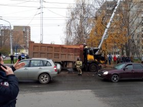 Авария в Уфе: на пересечении улиц Орджоникидзе и Вологодской самосвал наехал на фонарный столб