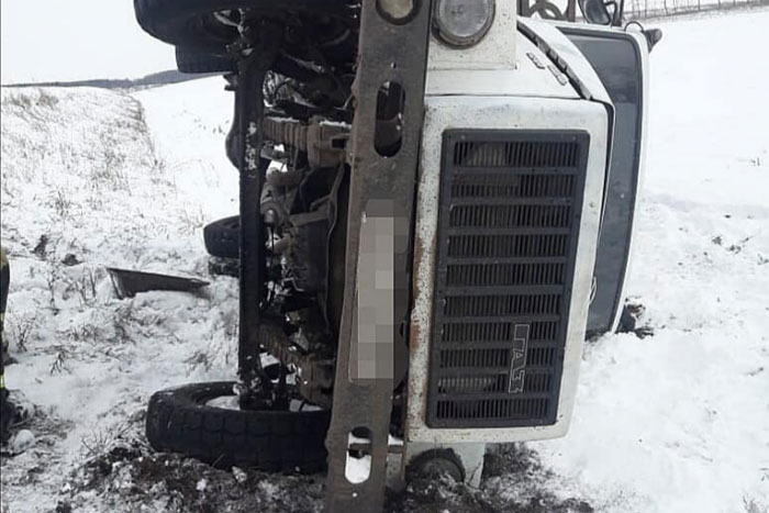 Авария в Чекмагушевском районе: водитель грузовика погиб опрокинувшись в кювет