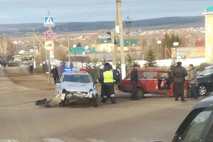 Авария в Куюргазинском районе: автомобиль ДПС попал в ДТП с тремя авто