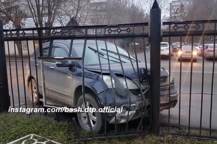 Авария в Уфе: Honda CR-V протаранил забор управления МВД