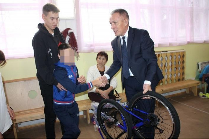 В Баймакском районе главу администрации района уличили в цинизме за подарок мальчику-инвалиду