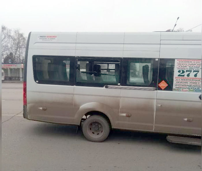 "Маршрутные войны" в Уфе: водитель маршрута №272 разбил стекло автобуса №277