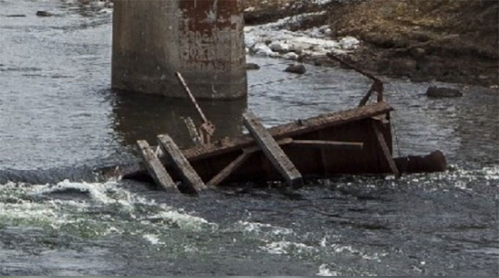 В Архангельском районе неизвестные украли 16-метровый пешеходный мост
