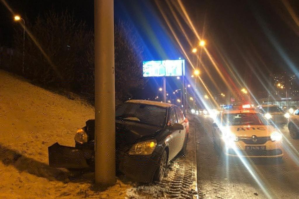 Авария в Уфе: водитель на Opel Astra врезался в электроопору