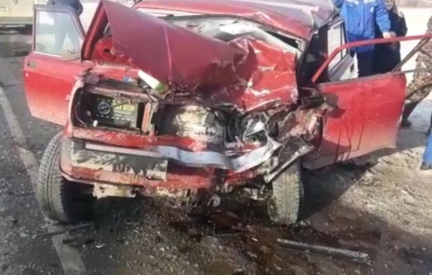 Авария под Уфой: на трассе Москва-Уфа столкнулись встречные "Chevrolet Niva" и ВАЗ-2107