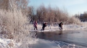 Жители села в Мелеузовском районе ползком добираются до магазина через мост