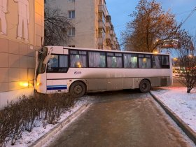 Авария в Уфе: автобус с 30 пассажирами врезался в здание на проспекте Октября