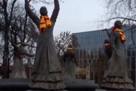 В Уфе на скульптуры фонтана "Семь девушек" повязали шарфы