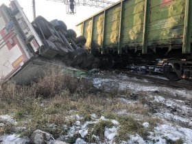 Авария в Краснокамском районе: грузовика Volvo столкнулся с грузовым поездом