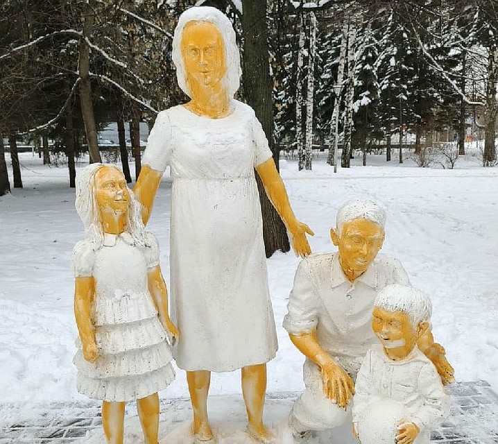 В Уфе неизвестные раскрасили скульптуры в парке имени Якутова